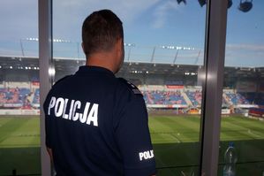 zdjęcie przedstawia umundurowanego policjanta na wieży stadionowej