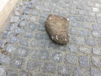 Kamień leżący na bruku.