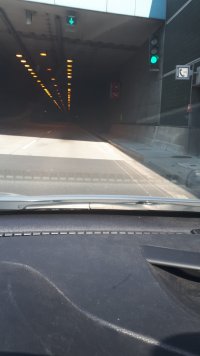 Widoczne żłobienie warstwy asfaltu charakterystyczne do ciągnięcia ciężkiego przedmiotu  - wjazd do tunelu