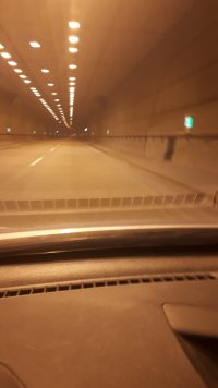 Widoczne żłobienie warstwy asfaltu charakterystyczne do ciągnięcia ciężkiego przedmiotu . Widok w tunelu.