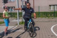 Policjant na dziecięcym rowerze