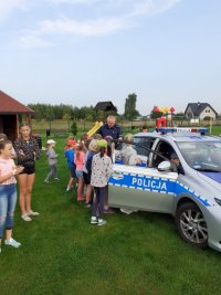 Policjanci i grupa dzieci