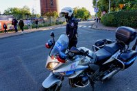 Policjant przy policyjnym motocyklu