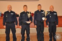 Nagrodzeni policjanci w towarzystwie wysokich rangą oficerów