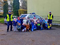 Policjanci i grupa dzieci