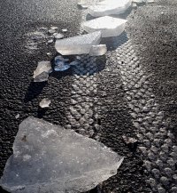 bryły lodu na jezdni