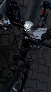Rower i wyeksponowana lampka rowerowa.