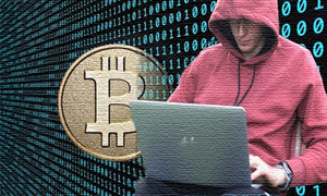 Młody mężczyzna przy laptopie. W tle symbol kryptowaluty Bitcoinm.