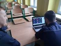 Policjanci przy laptopie prowadzą lekcje on-line