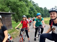 Kolumna rowerzystów - dzieci i młodzieży.