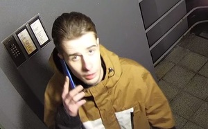 Na zdjęciu twarz młodego mężczyzny, który rozmawia przez telefon komórkowy.