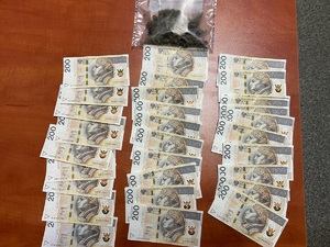 Na zdjęciu woreczek z suszem marihuany oraz banknoty 200 złotowe - łącznie 6000 złotych.
