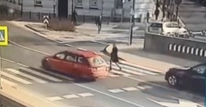 Na zdjęciu przejście dla pieszych, na nim kobieta i samochód, który nie ustąpił jej pierwszeństwa.